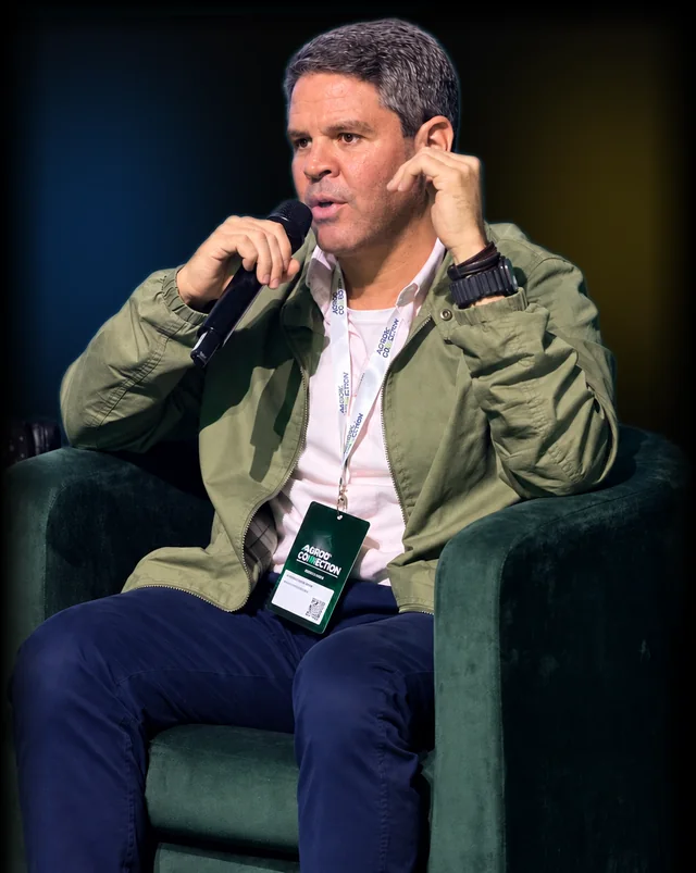 Fernando Góes falando no palco